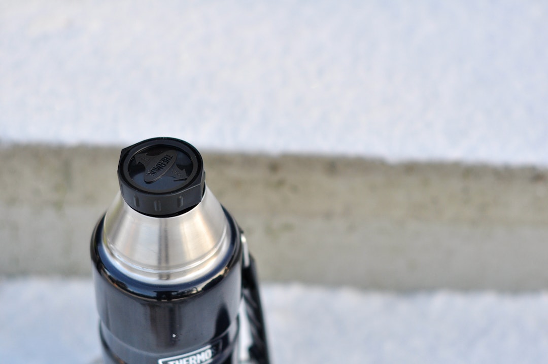 I BLINDE: Korken har spisser der hellesporene er. Dette gjør den lett å helle fra, også i mørket. Thermos King Stainless