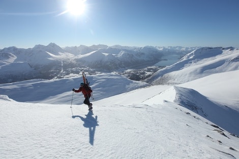 Journalisten på vei til topps på Søre Klauva. Foto: Halvor Hagen