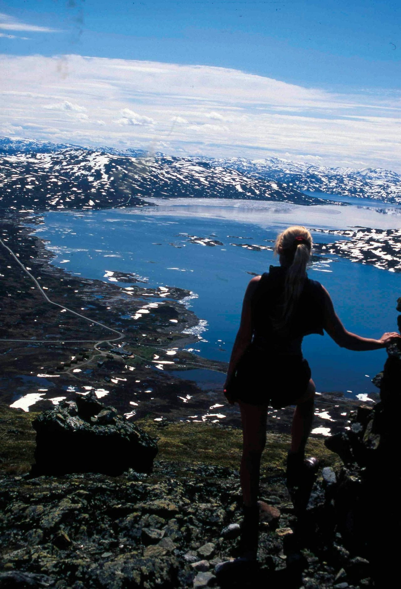 GODE UTSIKTER: Fra en sommertur til Torshammaren mens det ennå var snøflekker igjen. Foto: Birger Løvland fjelltur til torshammaren