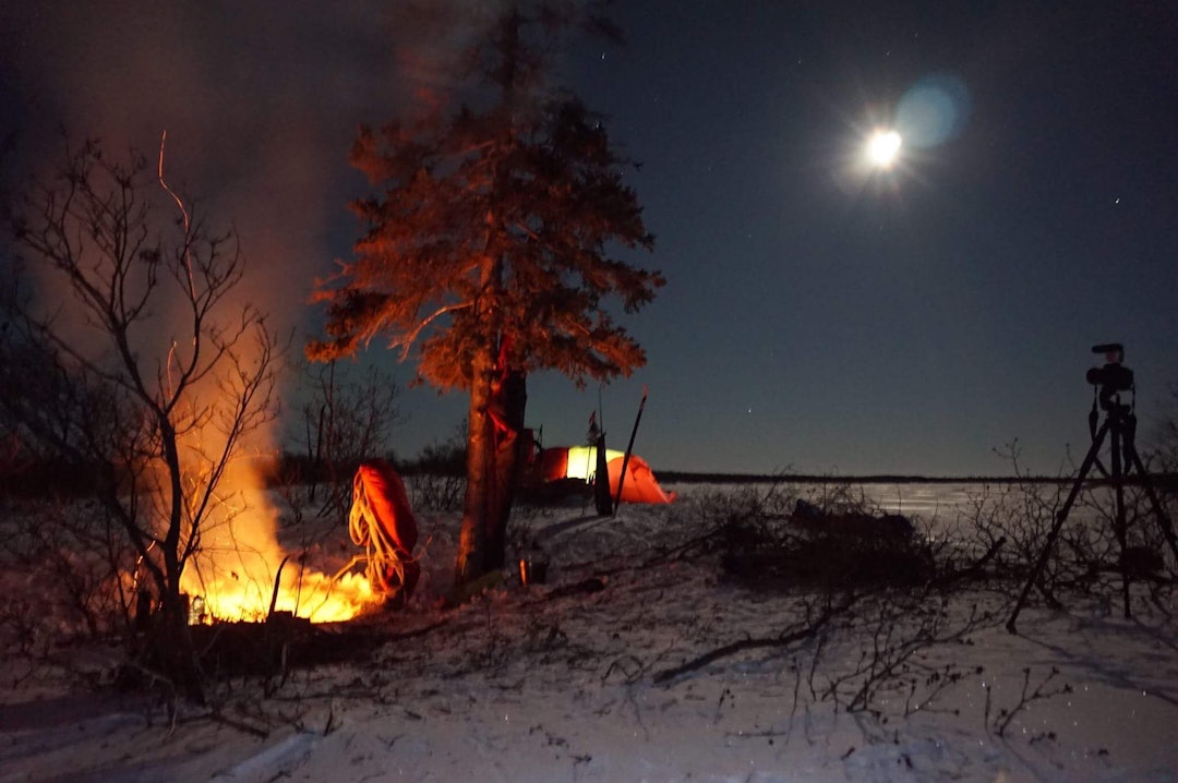KVALITETSTID: Månen, stjernehimmelen, teltet og bålet. Foto: Ingun Gjerde/framtida.no friluftsliv