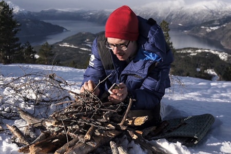 LAG PÅ LAG: Det gjelder å ha en god plan. Her skal du endelig lære hvordan du kan gjøre opp varme på en hvilken som helst vinterdag. Foto: Heidi Kysnes Høyheim