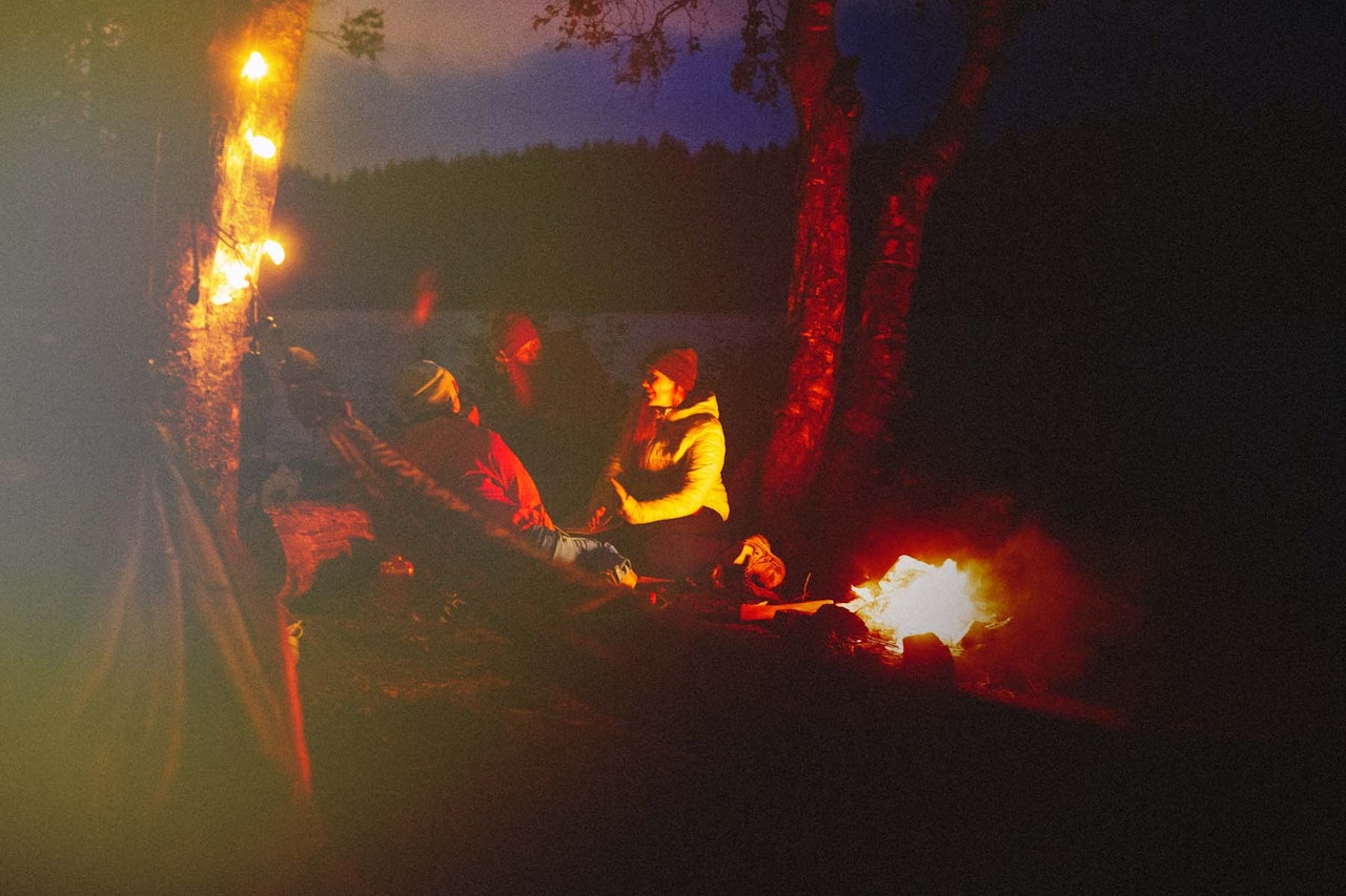 TIRSDAG KVELD VED FAGERVANN: Mørke høstkvelder kan like godt nytes her. Anette Mjeldheim og Sunniva Førde har funnet et fint sted ved vannet. Foto: Kristoffer H. Kippernes TIRSDAG KVELD VED FAGERVANN: Mørke høstkvelder kan like godt nytes her. Anette Mjeldheim og Sunniva Førde har funnet et fint sted ved vannet. Foto: Kristoffer H. Kippernes