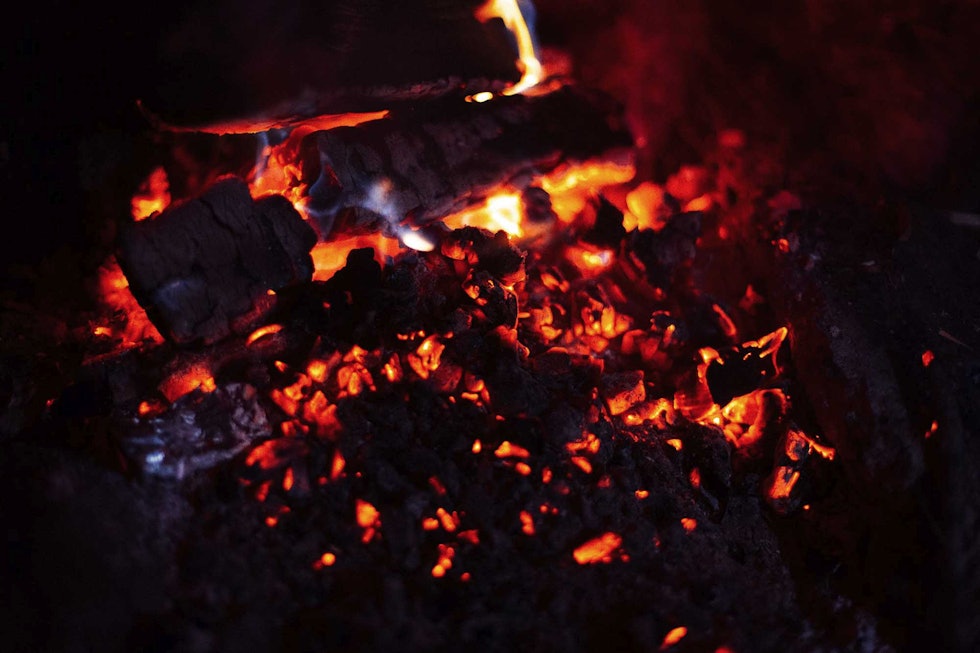 FÅ FYR: Spikk eller flis opp vedkubben litt, for at flammen kan få litt tak i veden. FOTO: Kristoffer H. Kippernes FÅ FYR: Spikk eller flis opp vedkubben litt, for at flammen kan få litt tak i veden. FOTO: Kristoffer H. Kippernes