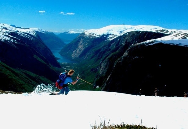 På vei ned mot Simadalen, der den nye kraftlinjen skal gå. På vei ned mot Simadalen, der den nye kraftlinjen skal gå.