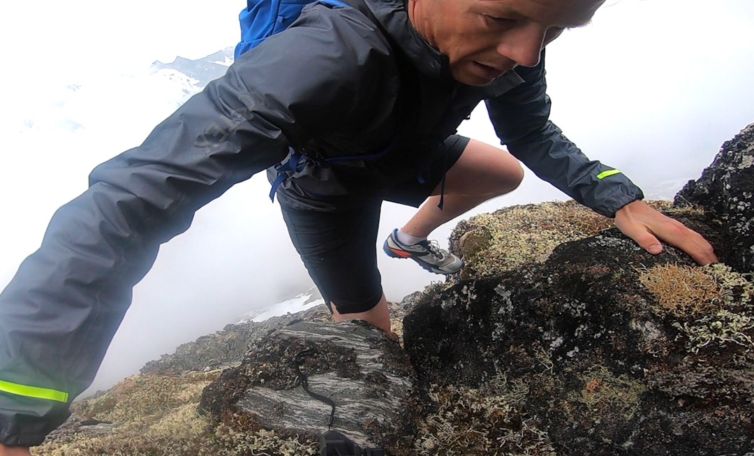 KLYVING: Med Salomons gode sko på nordryggen på Skrondalsnebba på Nordmøre. test løpesko fjell terrengløpesko