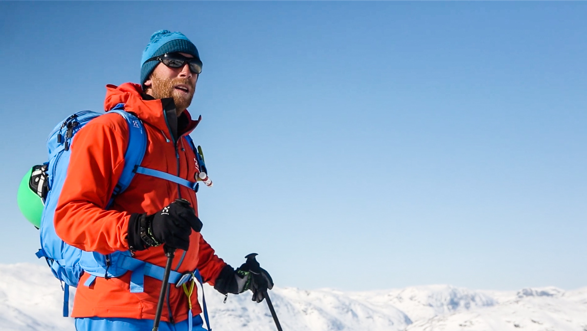 PROGRAMLEDEREN: Tindevegleder Jørgen Aamot loser oss trygt gjennom fjellets lunefulle snølag gjennom 15 episoder av Toppturskolen. Bilde: Benjamin Hjort