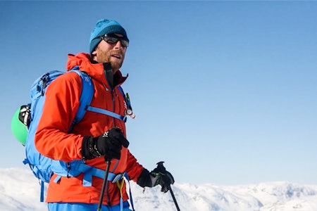 PROGRAMLEDEREN: Tindevegleder Jørgen Aamot loser oss trygt gjennom fjellets lunefulle snølag gjennom 15 episoder av Toppturskolen. Bilde: Benjamin Hjort