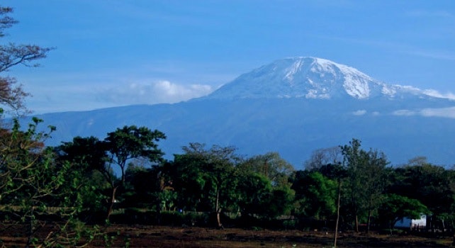 Målet i det fjerne. Kilimanjaro sett fra hotellrommet i Moshi.