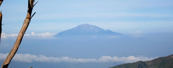 HØYT OVER HAVET: Nydelig utsikt mot Mount Meru (4566) fra Shira Cave. Mount Meru
