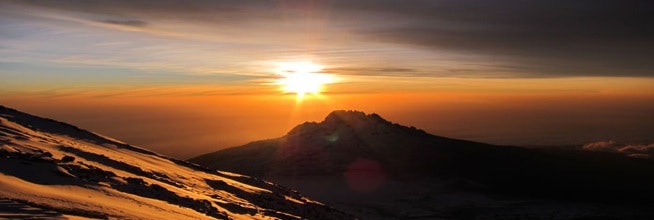 Soloppgang over Mawenzi (5149 moh.) Bildet er tatt rett nedenfor Uhuru Peak. 