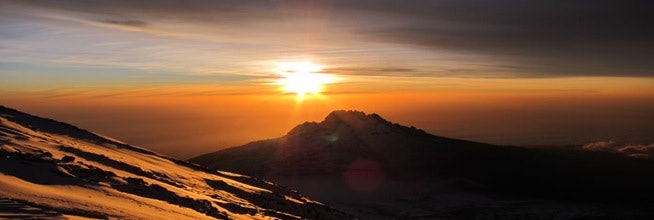 Soloppgang over Mawenzi (5149 moh.) Bildet er tatt rett nedenfor Uhuru Peak. Soloppgang over Mawenzi (5149 moh.) Bildet er tatt rett nedenfor Uhuru Peak.