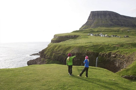 ØYHOPPING: – Dette er den fineste landsbyen jeg noensinne har sett, sier Ea Eidslott (t.v), Sammen med søsteren Marikken Eidslott (10) og resten av familien har hun tatt turen til Gasadalur på Færøyene. Foto: Eivind Eidslott ØYHOPPING: – Dette er den fineste landsbyen jeg noensinne har sett, sier Ea Eidslott (t.v), Sammen med søsteren Marikken Eidslott (10) og resten av familien har hun tatt turen til Gasadalur på Færøyene. Foto: Eivind Eidslott