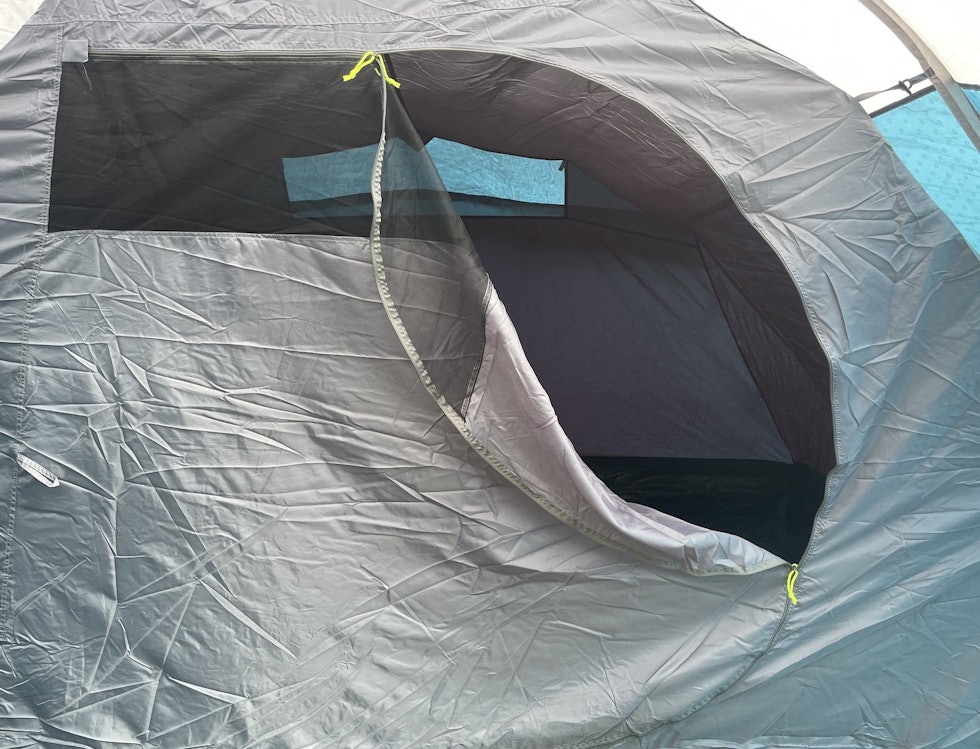 Soveavdeling: Åpningen til soverommet. Øverst kan vi se myggnetting. Likeledes i taket inne i soverommet. Foto: Dag Hagen test av outwell earth 5 familietelt