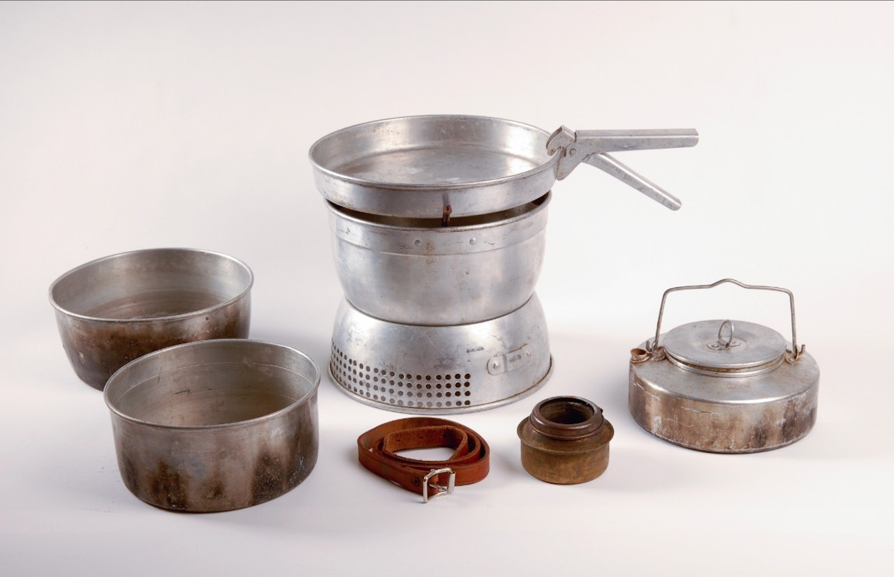 STORMKJØKKENET: Smart tenkt ut i 1951, et kokesett med todelt vindbeskyttelse, der brennkammeret ligger i den nedre delen og kokeutstyret hektes på den øvre. Foto: Geir Anders Rybakken Ørslien historien om stormkjøkkenet