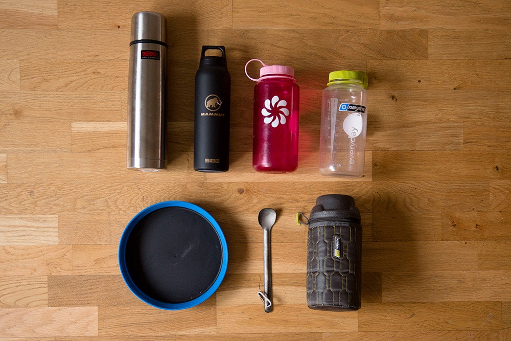 VÅTE SOKKAR: Nalgeneflaskene er ikkje berre gode drikkeflasker, dei er særs gode varmeflasker. Og våte sokkar kan trekkast utanpå for tørking. Foto: Line Hårklau. utstyr pulk