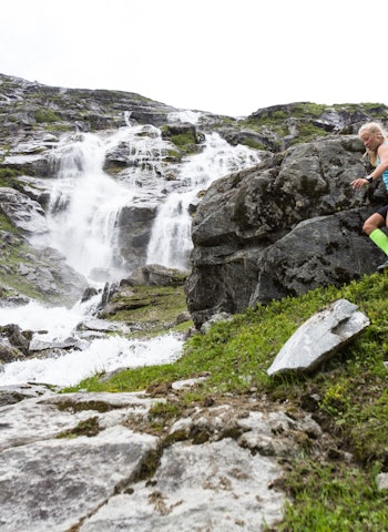 LAR DET STÅ TIL: Malene Blikken Haukøy anbefaler å ikke holde for mye igjen når det bikker nedover. Bilde: Christian Nerdrum løping nedover