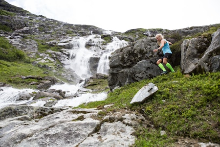 LAR DET STÅ TIL: Malene Blikken Haukøy anbefaler å ikke holde for mye igjen når det bikker nedover. Bilde: Christian Nerdrum løping nedover