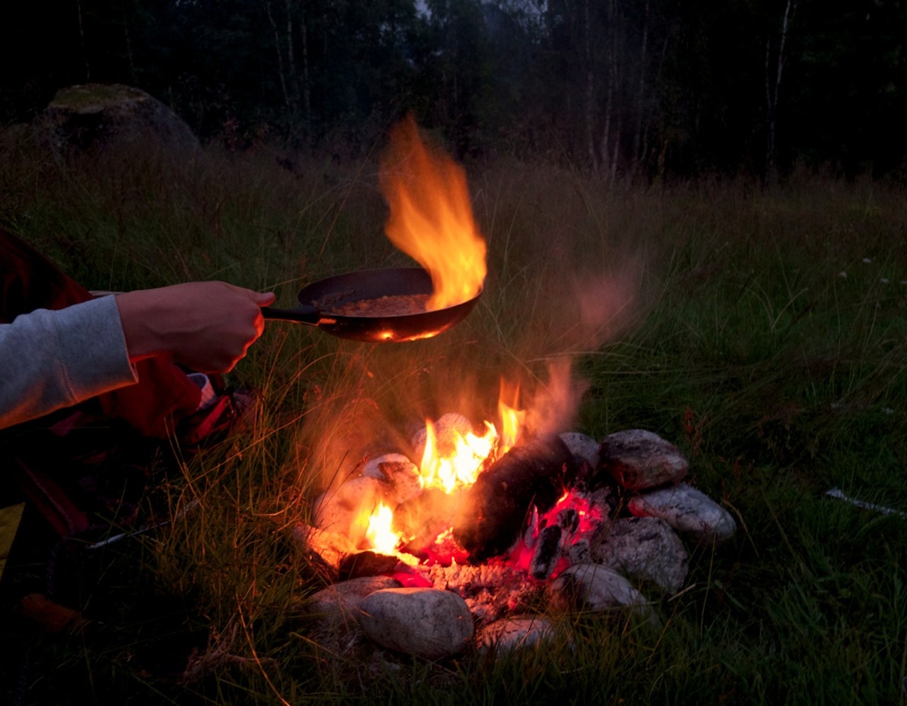MAT PÅ BÅLET: Ikkje noko er betre enn bålflambert middag på menyen. Foto: Sigrid Henjum arabiske netter med hjort og kanel