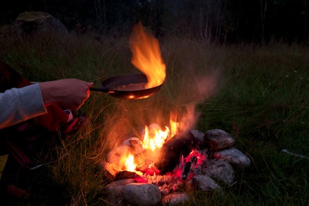 MAT PÅ BÅLET: Ikkje noko er betre enn bålflambert middag på menyen. Foto: Sigrid Henjum arabiske netter med hjort og kanel