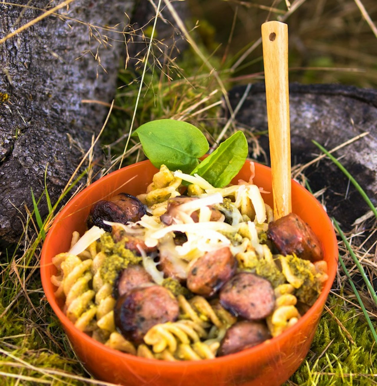 ENKLE TURRETTAR: På tur vil vi gjerne ha noko som raskt blir ferdig. Denne pastaretten kallar vi for Trippel P. Her pynta med surblad. Foto: Sigrid Henjum turmiddag