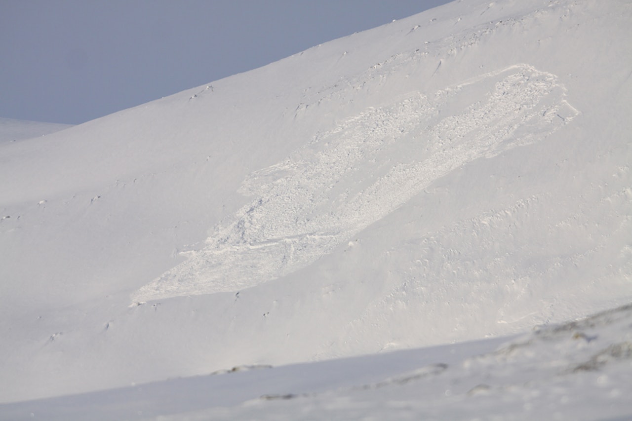 OMKOM I SKRED: En 22 år gammel mann er bekreftet omkommet i vinterens første snøskredulykke i Norge. Illustrasjonsfoto: Tore Meirik