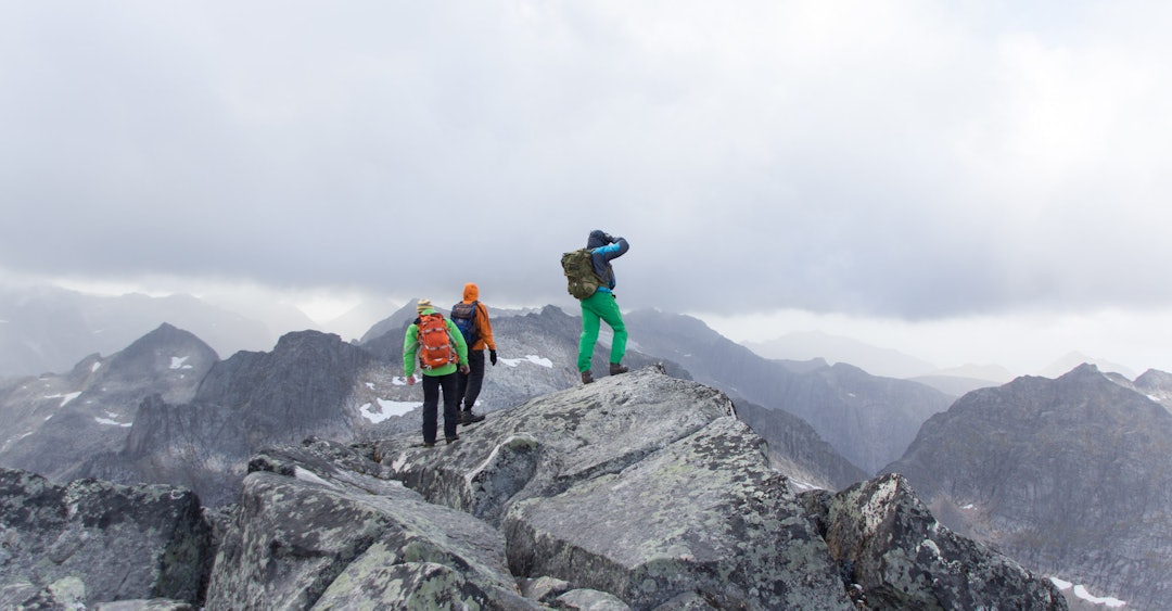 PULSKLOKKE MED GPS: De beste pulsklokkene skal få GPS signal hvor enn du er. turgåere på fjelltopp