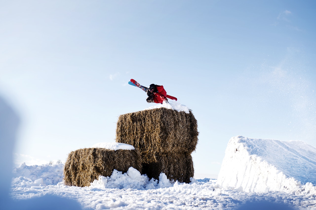 KAOS PÅ HAMAR: Espen Bergh flyr over noen høyballer på jordet til grisebondesønnen og medvirkende skistjerne i samme film, Lars Haakon Hafsal. Foto: Martin I. Dalen