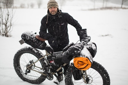 BIKEPACKER: Sykkelskribent Mikkel Soya Bølstad får med seg alt han trenger på sykkelramma når han drar på langtur. Bilde: Christian Nerdrum fatbike fatbikefeber bikepacking