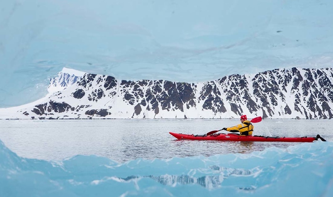 Kajakk blant isberg på Svalbard. Foto: Kristin Folsland Olsen/folsland.no Kristin folsland Olsen