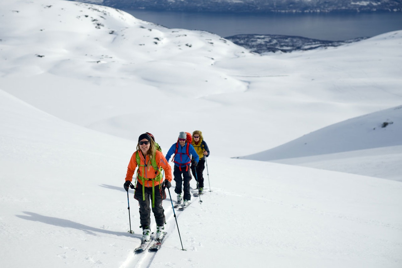 TRYGGE VALG: Bratt skal gjøre det lettere å ta trygge valg i fjellet. Her fra en topptur i Lyngen. Foto: Bård Basberg TRYGGE VALG: Bratt skal gjøre det lettere å ta trygge valg i fjellet. Her fra en topptur i Lyngen. Foto: Bård Basberg
