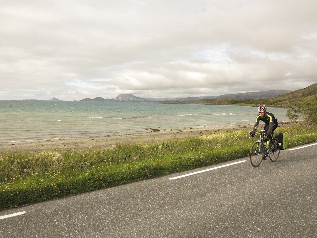 GLANSBILDET: Helgelandskysten kan minne om syden, men bekledningen avslører tempraturforskjellen. Foto: Sandra Lappegard GLANSBILDET: Helgelandskysten kan minne om syden, men bekledningen avslører tempraturforskjellen. Foto: Sandra Lappegard