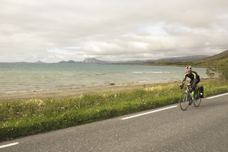 GLANSBILDET: Helgelandskysten kan minne om syden, men bekledningen avslører tempraturforskjellen. Foto: Sandra Lappegard GLANSBILDET: Helgelandskysten kan minne om syden, men bekledningen avslører tempraturforskjellen. Foto: Sandra Lappegard