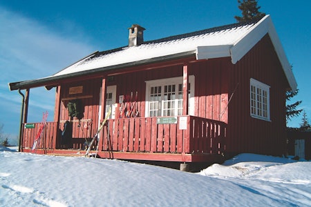 HYTTE PÅ OSLO VEST: Hovdehytta i Vestmarka gir deg både koselig innestemning, og byr også på fantastisk utsikt. Foto: Bjørn Dyhre HYTTEKOS: Hovdehytta i Vestmarka gir deg både koselig innestemning, og byr også på fantastisk utsikt. Foto: Bjørn Dyhre