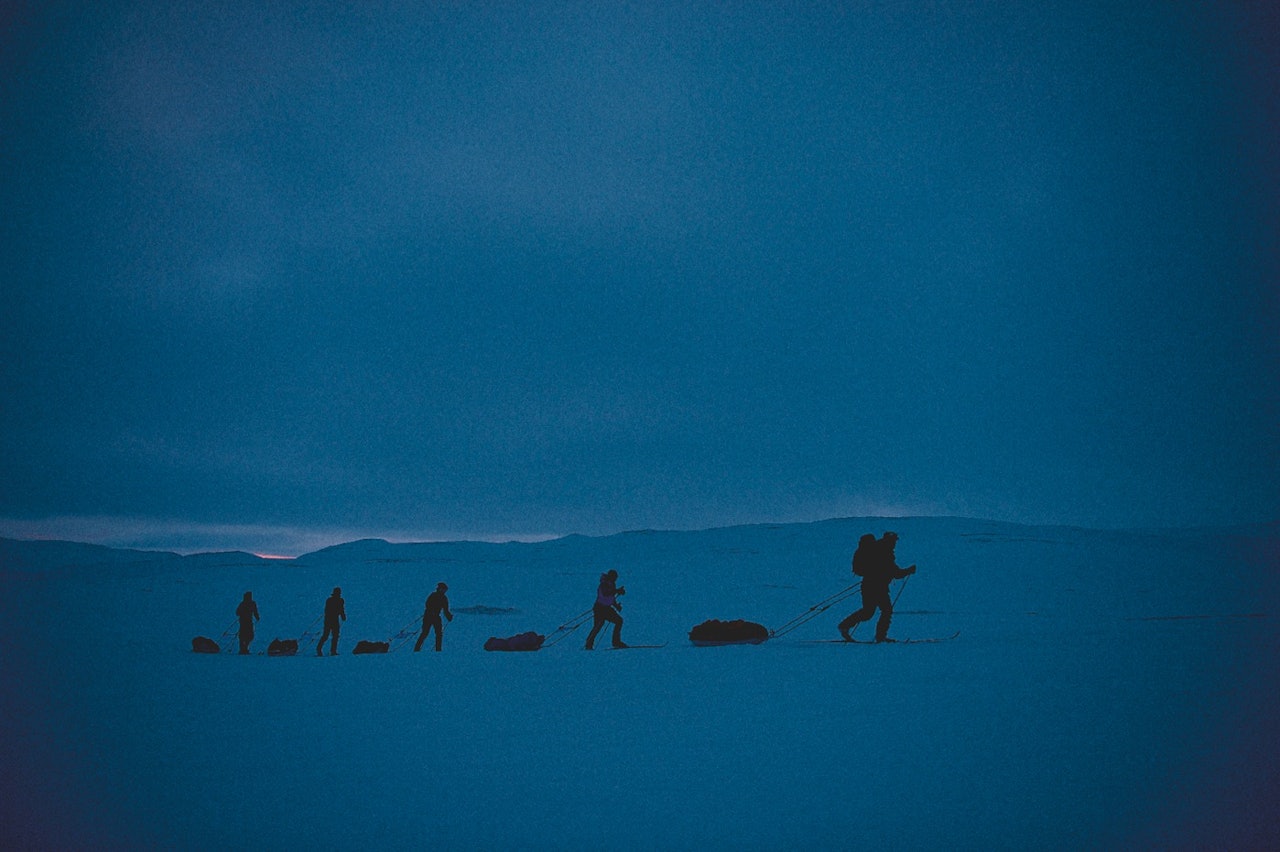 Deltakere på Expedition Amundsen over vidda i skumringen, eller var det grålysningen? Timene går i ett i konkurransen om å komme først over vidda. Foto: Agurtxane Concellon