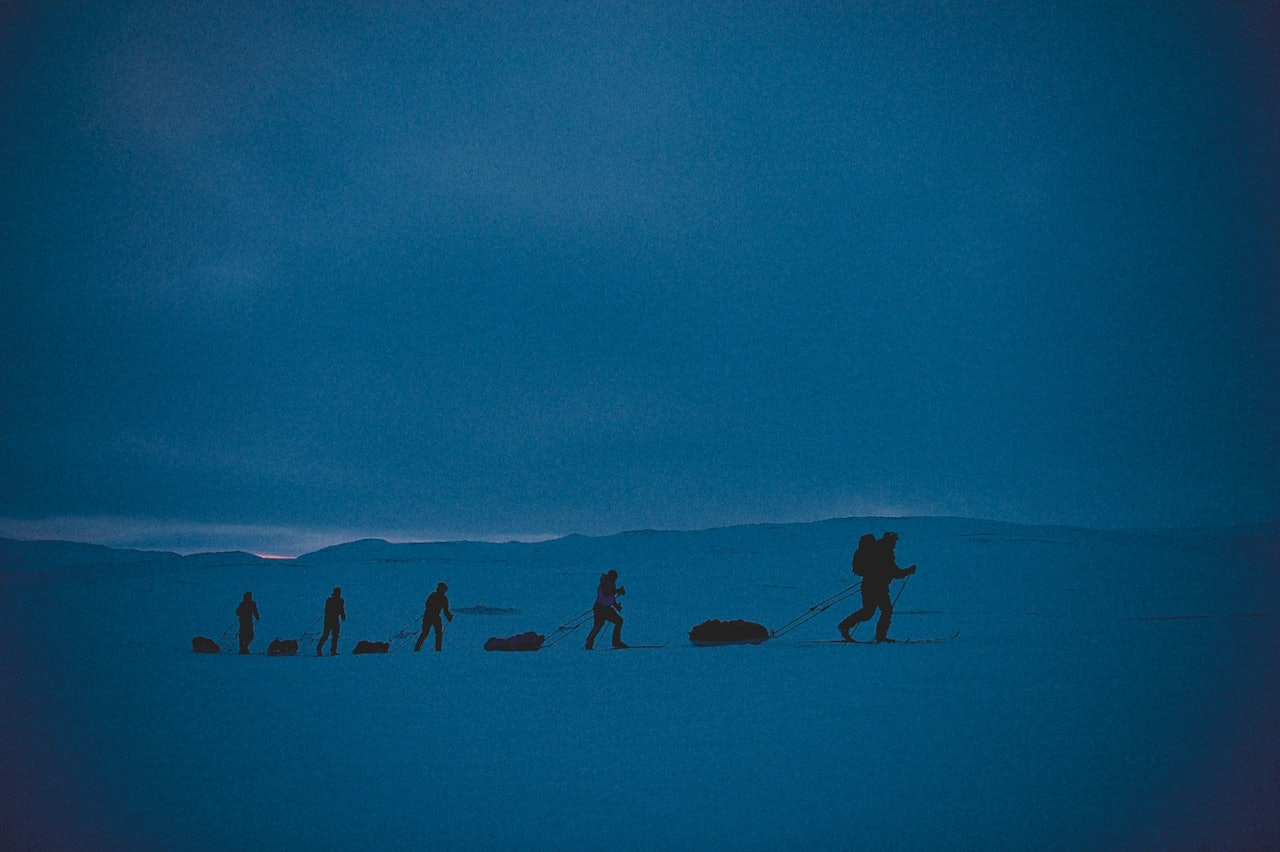 Deltakere på Expedition Amundsen over vidda i skumringen, eller var det grålysningen? Timene går i ett i konkurransen om å komme først over vidda. Foto: Agurtxane Concellon Deltakere på Expedition Amundsen over vidda i skumringen, eller var det grålysningen? Timene går i ett i konkurransen om å komme først over vidda. Foto: Agurtxane Concellon