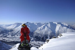 Åsmund Thorsen skuer ut over vakre fjell på Sunnmøre. Bilde: Endre Løvaas Åsmund Thorsen skuer ut over vakre fjell på Sunnmøre. Bilde: Endre Løvaas
