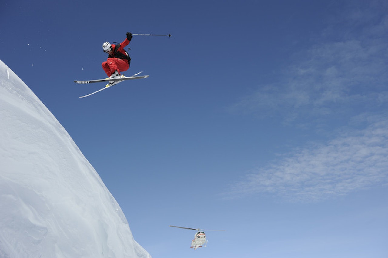FORBUDT I NORGE: Å gjøre helikopter, slik nygifte Eirik Finseth gjør på dette bildet, er greit, men å fly helikopter til topps på skilinjer er forbudt i Norge, i motsetning til Canada, hvor dette bildet er tatt. Høyresiden vil tillate økt motorisert ferdsel i norsk utmark. Foto: Endre Løvaas FORBUDT I NORGE: Å gjøre helikopter, slik nygifte Eirik Finseth gjør på dette bildet, er greit, men å fly helikopter til topps på skilinjer er forbudt i Norge, i motsetning til Canada, hvor dette bildet er tatt. Høyresiden vil tillate økt motorisert ferdsel i norsk utmark. Foto: Endre Løvaas