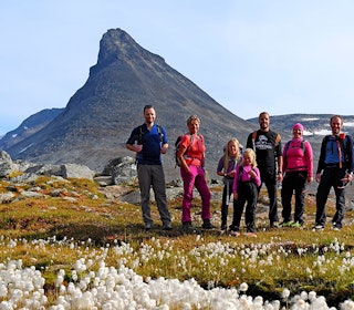 FORAN KYRKJA: På varme sommerdager myldrer det av vandrere på vei til Kyrkja. Turen passer dessuten for barn med fjellerfaring. Foto Otto Lund Teksum kyrkja ved leirvassbu