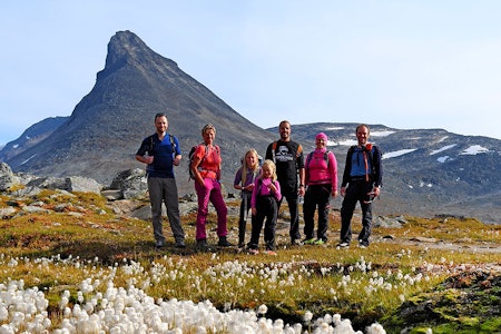 FORAN KYRKJA: På varme sommerdager myldrer det av vandrere på vei til Kyrkja. Turen passer dessuten for barn med fjellerfaring. Foto Otto Lund Teksum kyrkja ved leirvassbu