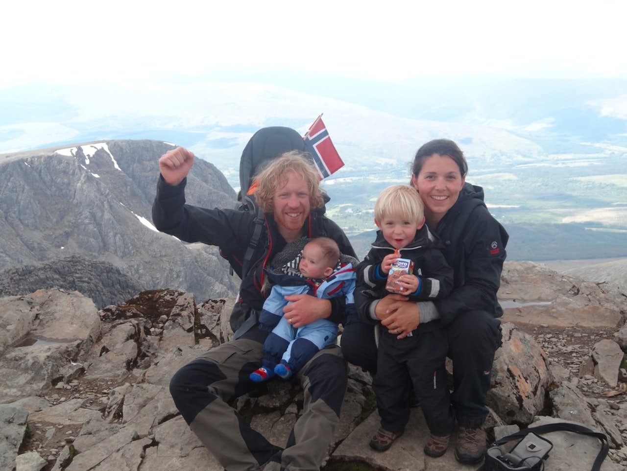 Tre måneder av foreldrepermisjonen i høst ble brukt til å være på tur. Her fra toppen av Ben Nevis, Skottlands høyeste fjell. 1344 moh. Tre måneder av foreldrepermisjonen i høst ble brukt til å være på tur. Her fra toppen av Ben Nevis, Skottlands høyeste fjell. 1344 moh.