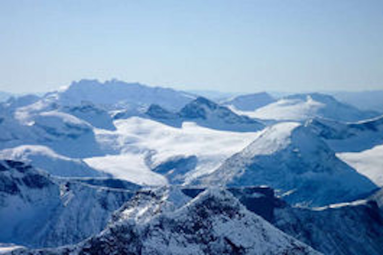TIDLIG UTE: Lars Thomas Nordby, med følge, startet topptursesongen i september. TIDLIG UTE: Lars Thomas Nordby, med følge, startet topptursesongen i september.