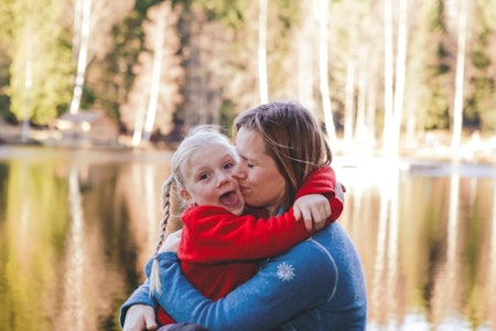 GODE TURVENNINNER: Friluftseventyrene til Dina (8) og mamma Elisabeth har gitt dem et sterkt samhold og en stor kjærlighet til naturen. Foto: Majala Tamber