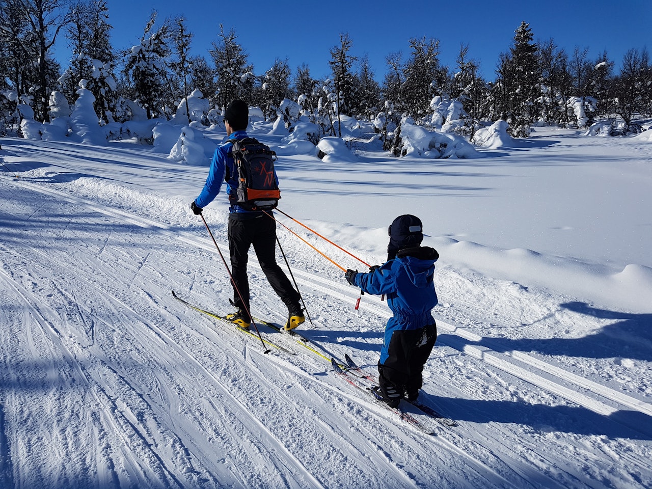DRAHJELP: Når slutten av skituren blir trå, kan litt drahjelp være gull verdt.  Foto: Sandra Lappegard Wangberg Når slutten av skituren blir trå, kan litt drahjelp være gull verdt.