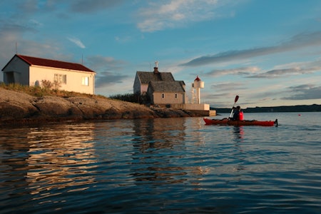 FYR-FERIE: Steilene fyr utenfor Nesodden er den eldste og en av de aller mest populære hyttene til Oslofjordens friluftsråd. Øya har ikke landforbindelse og nås kun med båt eller kajakk. Overnattingen skjer i den gamle fyrvokterboligen som ligger rett ovenfor de to røde båtnaustene. Her er det åtte køyeplasser fordelt på tre soverom. Foto:  Trygve Sunde Kolderup kystleden indre oslofjord