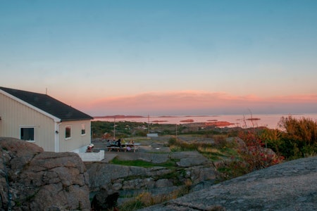 TJØNNEBERGET: Tjønneberget ligger fantastisk til med utsikt mot Færder Fyr og verdens ende. Hytta har 5 soverom med 15 sengeplasser til sammen og kan fint benyttes av to familier. To stuer, ett romslig kjøkken med alt utstyr. Foto: Oslofjordens Friluftsråd TJØNNEBERGET: Tjønneberget ligger fantastisk til med utsikt mot Færder Fyr og verdens ende. Hytta har 5 soverom med 15 sengeplasser til sammen og kan fint benyttes av to familier. To stuer, ett romslig kjøkken med alt utstyr. Foto: Oslofjordens Friluftsråd