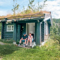 BADSTUA: Håøya er den største øya i Indre Oslofjord, like nord for Drøbak. Området godt tilrettelagt for friluftsbruk. Badstua består av ett rom med en kjøkkenkrok og en køyeseng med dobbel bredde. Foto: Oslofjordens Friluftsråd 