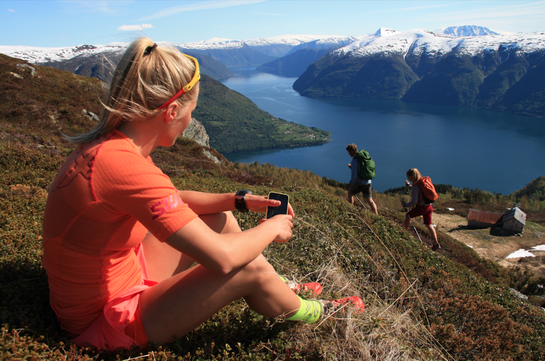 Pustepause i lyngen opp mot Molden. Photoshoot er ingen «walk in the park». Foto: Lars Erik Skjervheim Pustepause i lyngen opp mot Molden. Photoshoot er ingen «walk in the park». Foto: Lars Erik Skjervheim
