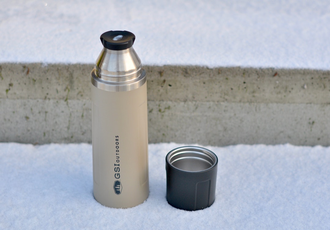 LETT OG STOR: GSI-termosen holder godt på varmen og har stor kopp. GSI Glacier 1 liter vacuum bottle