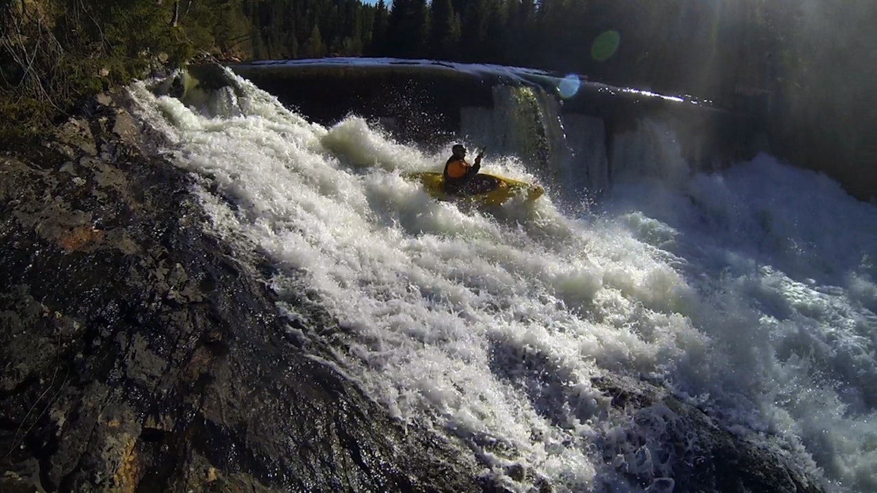DEMNING: Det er mye bedre å padle et vanlig stryk i stedet for å skli utfor kunstige betongkanter, slik Sondre Bjørnbet gjør her, i elva Ena i Sør-Trøndelag. Foto: Tore Meirik DEMNING: Det er mye bedre å padle et vanlig stryk i stedet for å skli utfor kunstige betongkanter, slik Sondre Bjørnbet gjør her, i elva Ena i Sør-Trøndelag. Foto: Tore Meirik