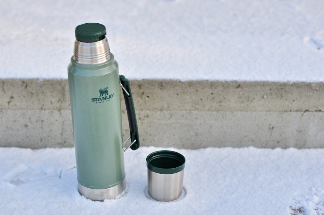 KLASSISK: Stanley-termosen med håndtak er så klassisk det blir. Stanley stor termos